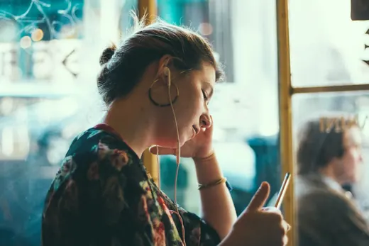 Un casque audio posé sur un bureau, pour écouter un podcast au calme